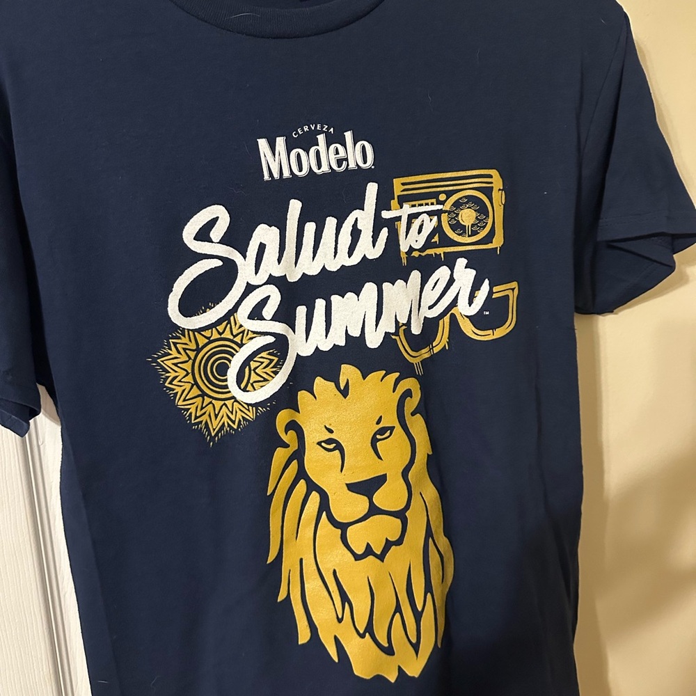 Modelo Navy Graphic T-Shirt